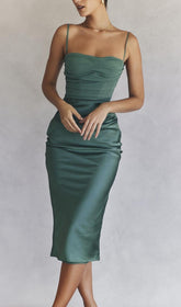 Robe mi-longue à bretelles et corset en vert